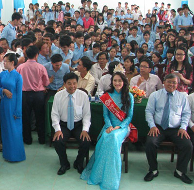 Hoa[-]hậu[-]Đặng[-]Thu[-]Thảo[-]được[-]chào[-]đón[-]nồng[-]nhiệt[-]khi[-]trở[-]về[-]Trường[-]ĐH[-]Tây[-]Đô[-](ảnh:[-]Huỳnh[-]Hải)